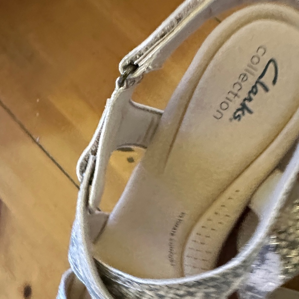 Clarks Women's Rose Way Wedge Sandal Beige Metallic size 11 NWT - Picture 2 of 4